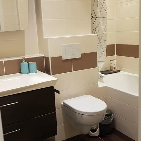 *schones Mit Balkon Mitten Im Zentrum* Quarto em Acomodações Particulares