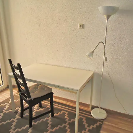 *schones Mit Balkon Mitten Im Zentrum*